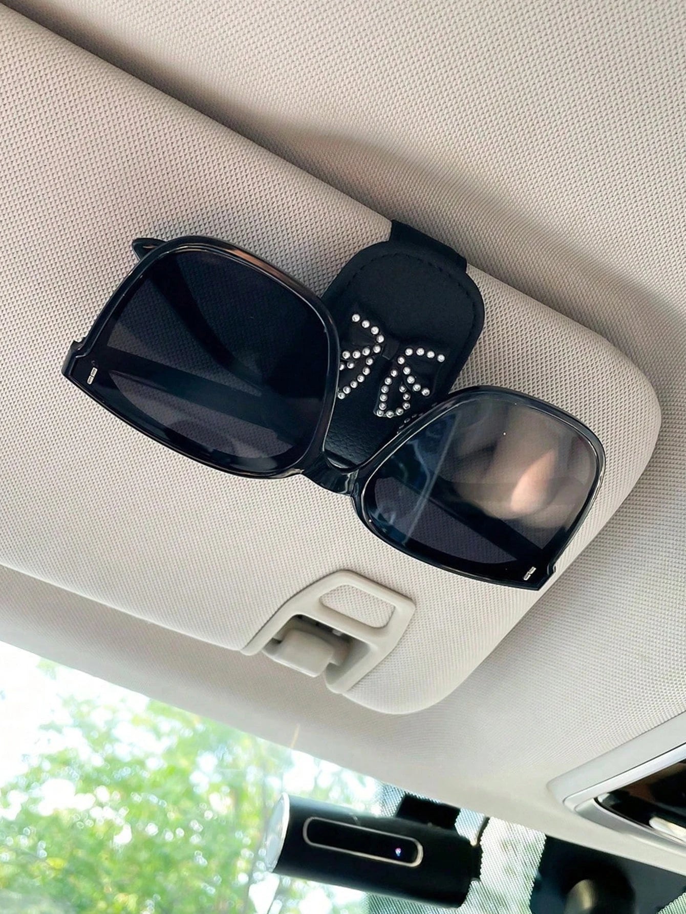Pink Rhinestone Bow Sun Visor Glasses Clip – Cute Car Sunglasses Holder & Interior Accessory for Women